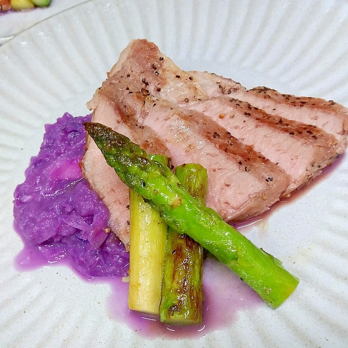 豚肩ロースステーキ、紫キャベツのソース